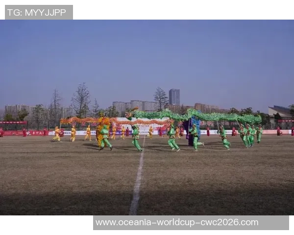 济南校园足球热潮兴起学生们在绿茵场上追逐梦想与激情