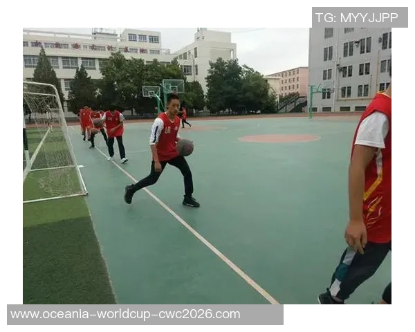 男孩选择足球还是篮球更能培养团队精神与身体素质的深度探讨